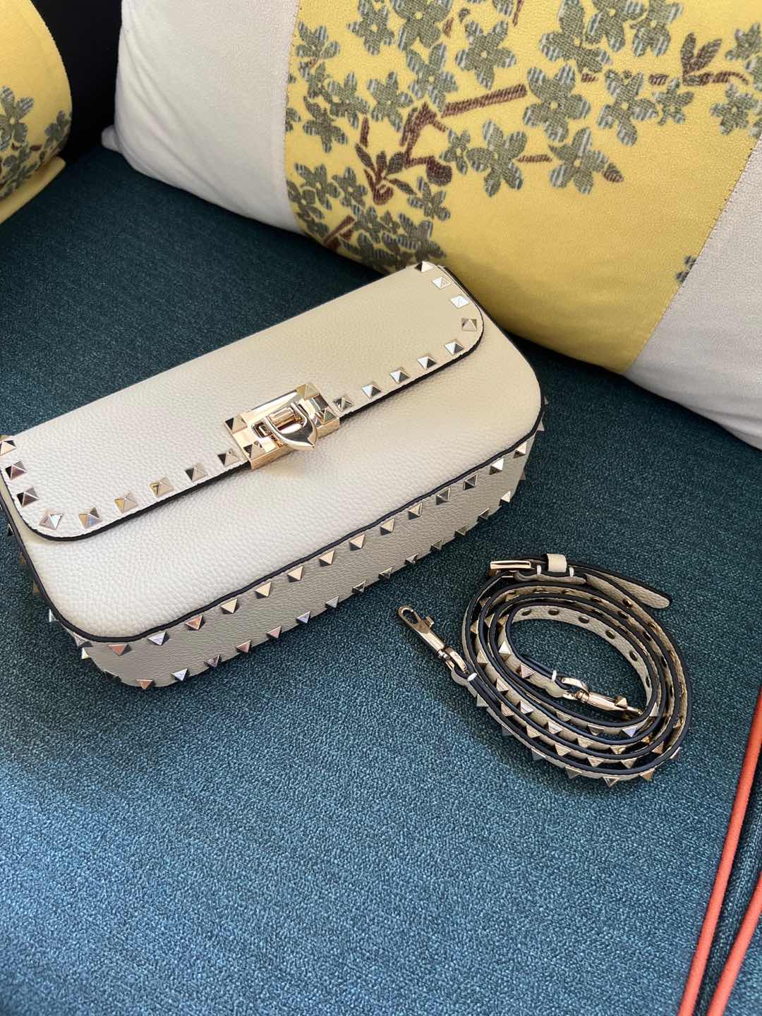 Valentino Garavani Rockstud Shoulderbag In White
