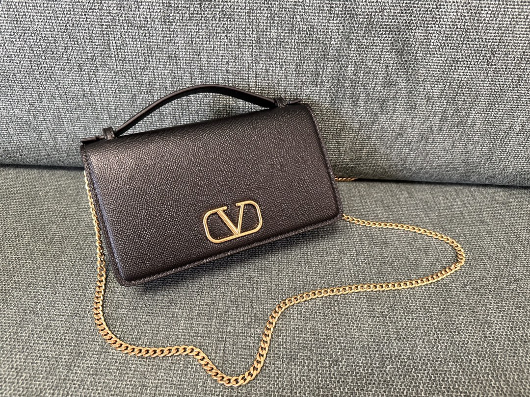 Valentino Garavani VLogo Wallet – Grainy Calfskin – 19 cm –BLACK