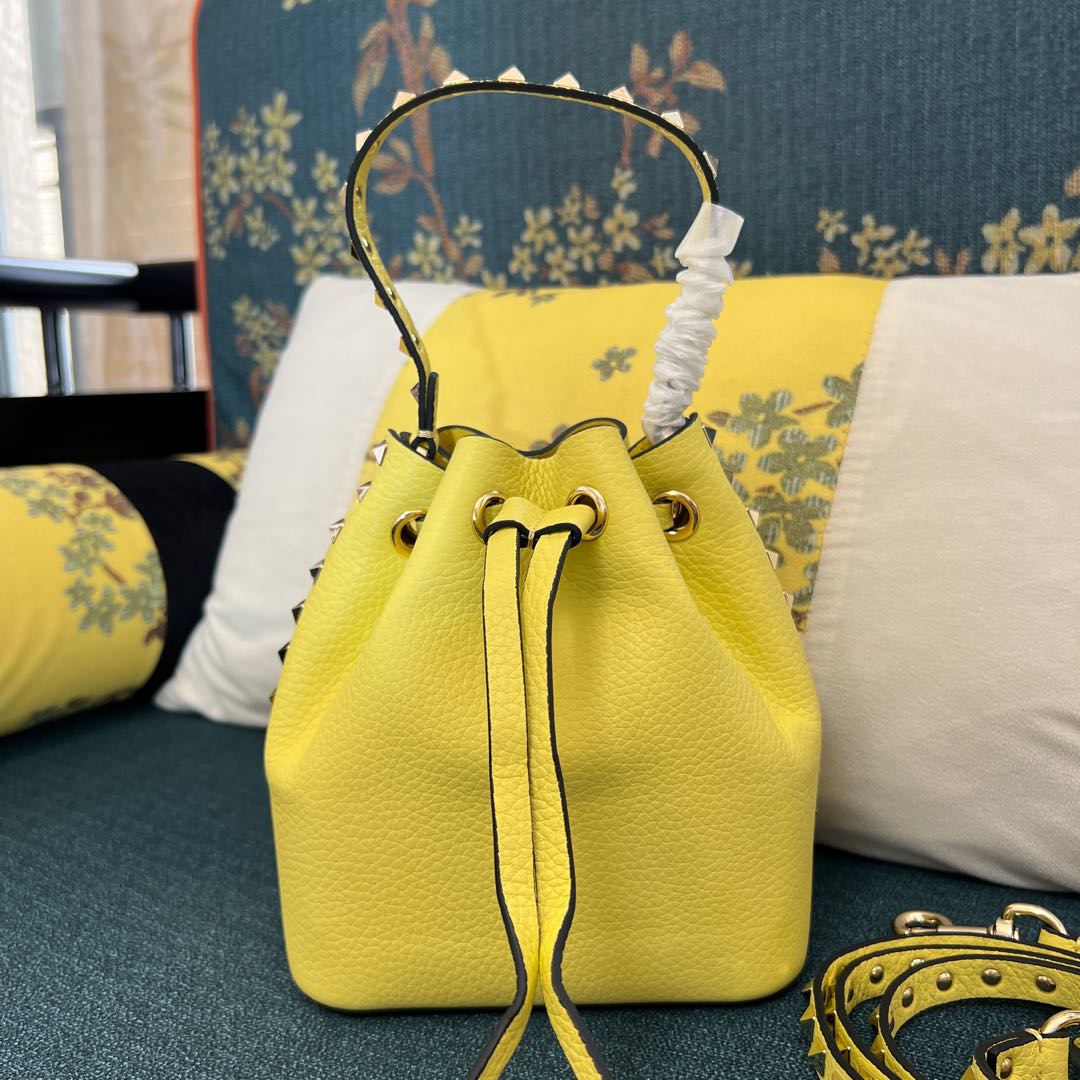 VALENTINO GARAVANI Vitello Rockstud Bucket Bag Acid