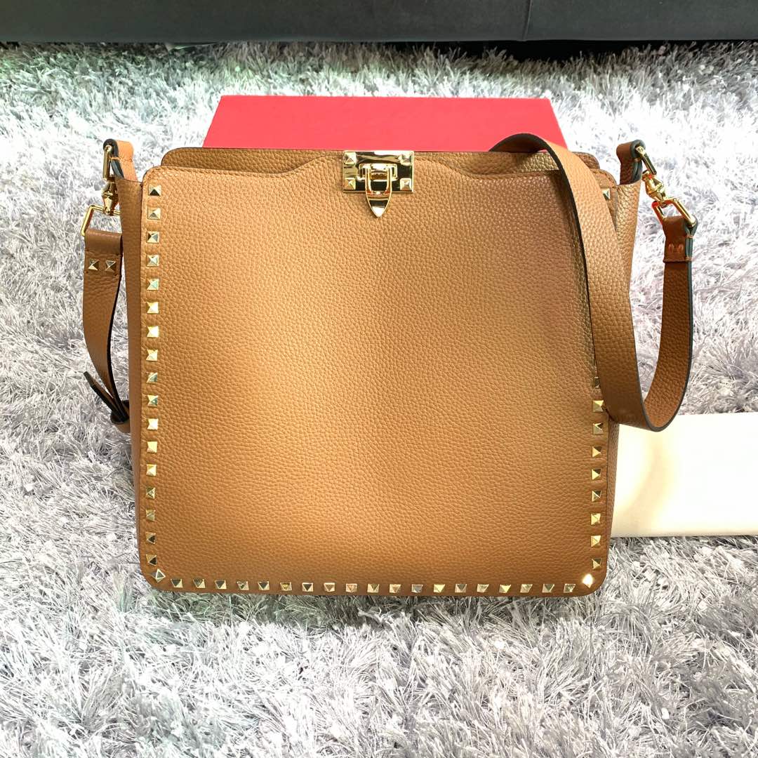 VALENTINO GARAVANI Pebbled Calfskin Large Rockstud Flip-