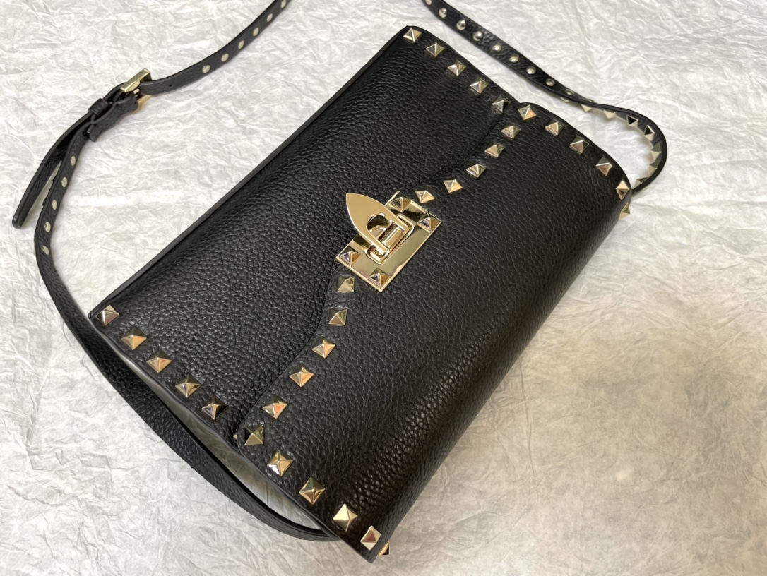 blackValentino Garavani Rockstud Alcove Shoulder Bag |