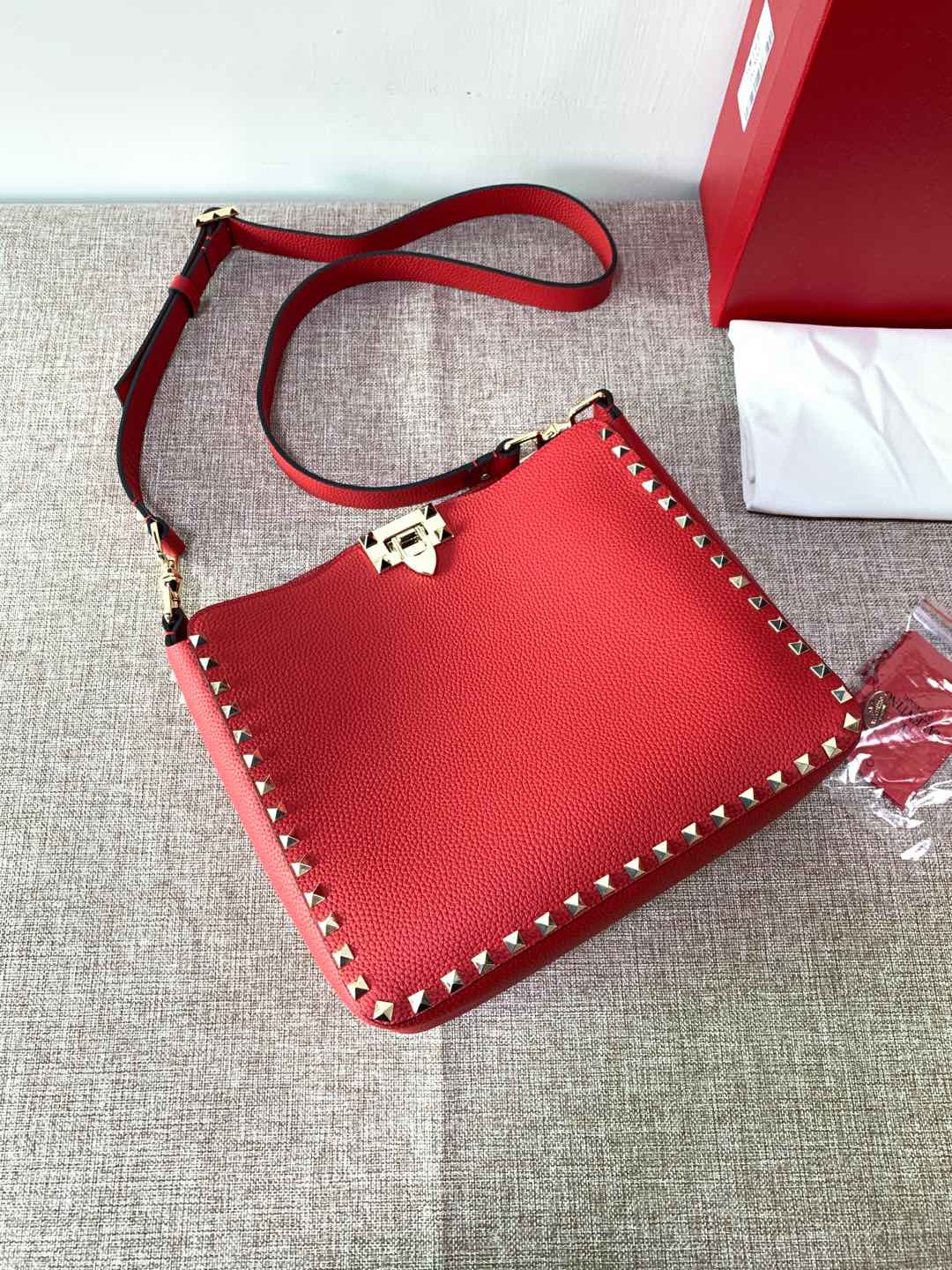 VALENTINO GARAVANI Pebbled Calfskin Large Rockstud Flip-Lock Messenger Bag Scarlet 22470E
