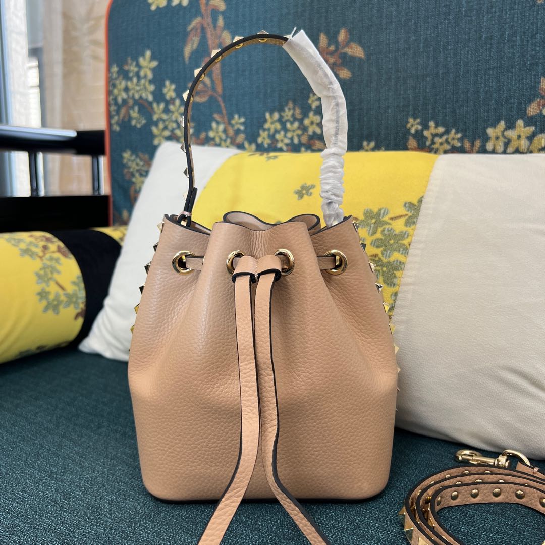Valentino Garavani Rockstud Bucket Bag – Pink – 30%
