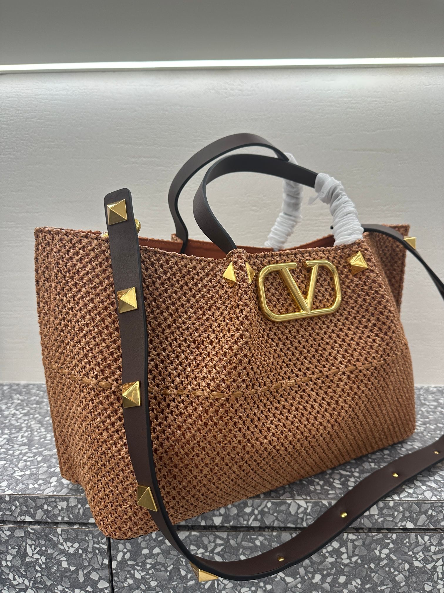 Valentino Medium Shopping Bag In Raffia for Woman in Biscuit/chocolate | Valentino US