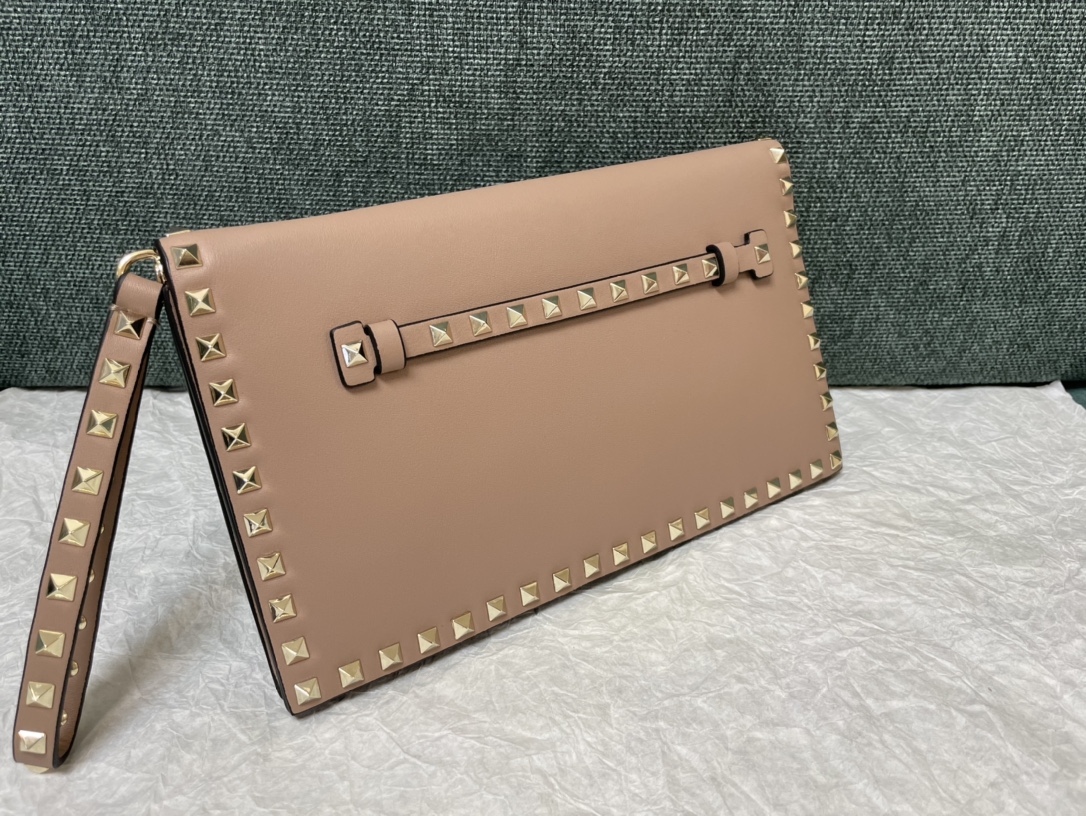 VALENTINO GARAVANI Nappa Rockstud Wristlet Clutch Alpaca Valentino  00169