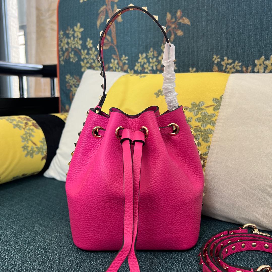 Valentino Garavani Rockstud Small Bucket Bag –