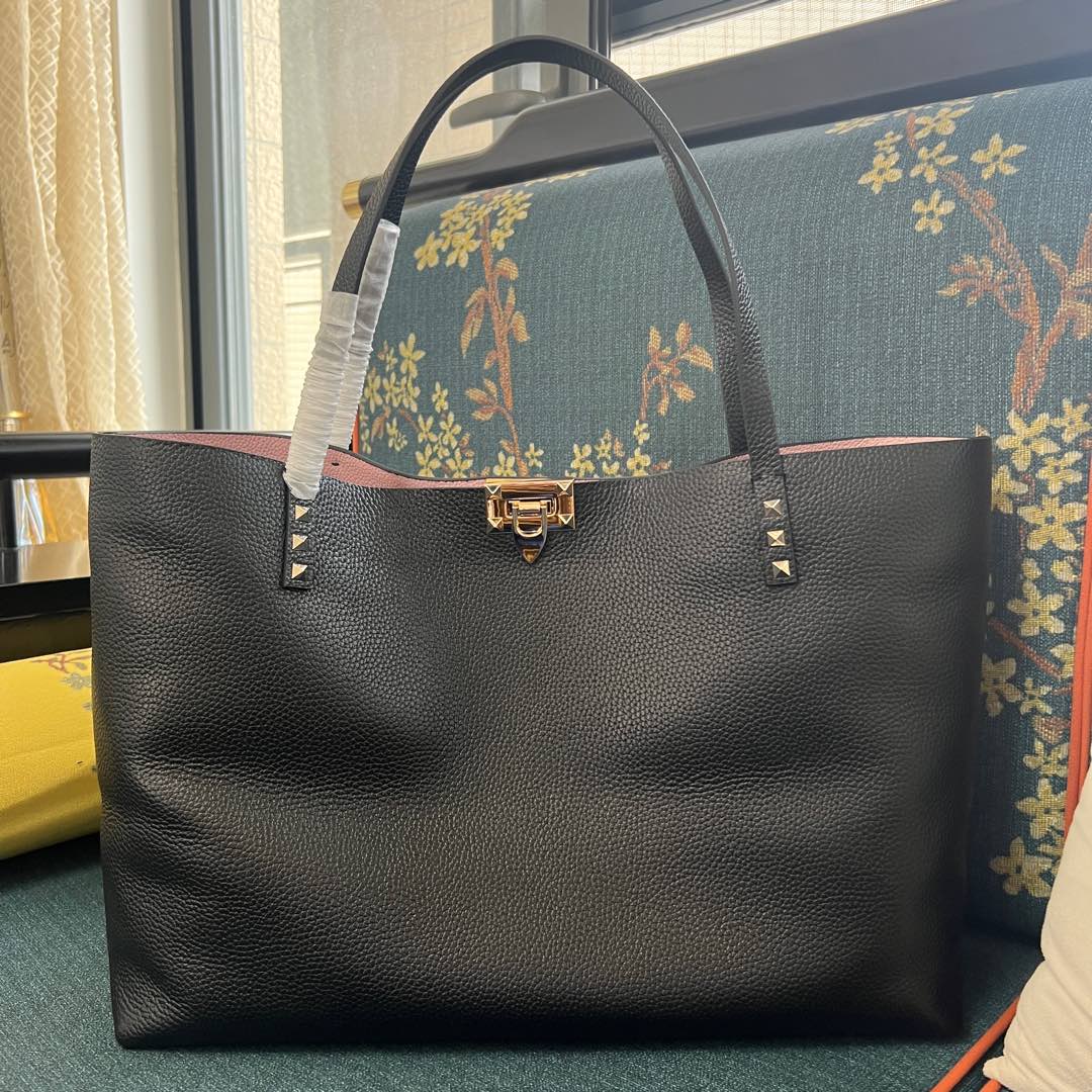VALENTINO GARAVANI Grainy Calfskin Medium Rockstud Tote