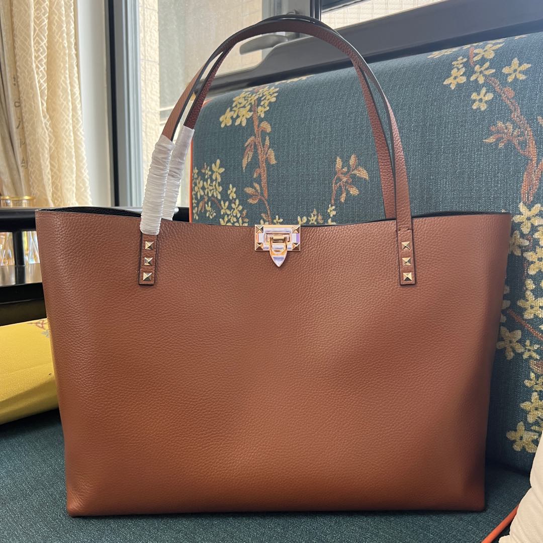 Valentino Garavani Medium Rockstud Leather Tote Bag –