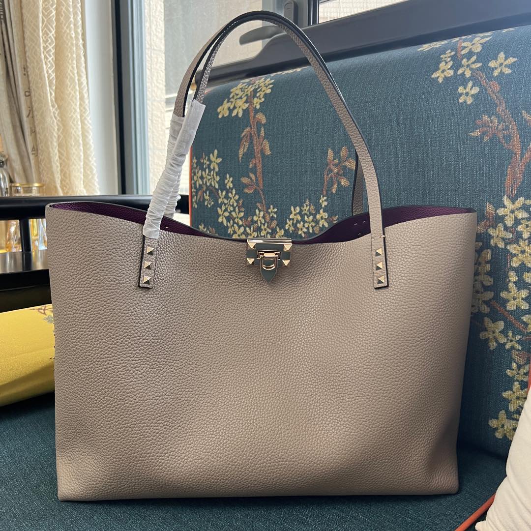 Valentino Garavani Rockstud Medium Tote Bag in Moon