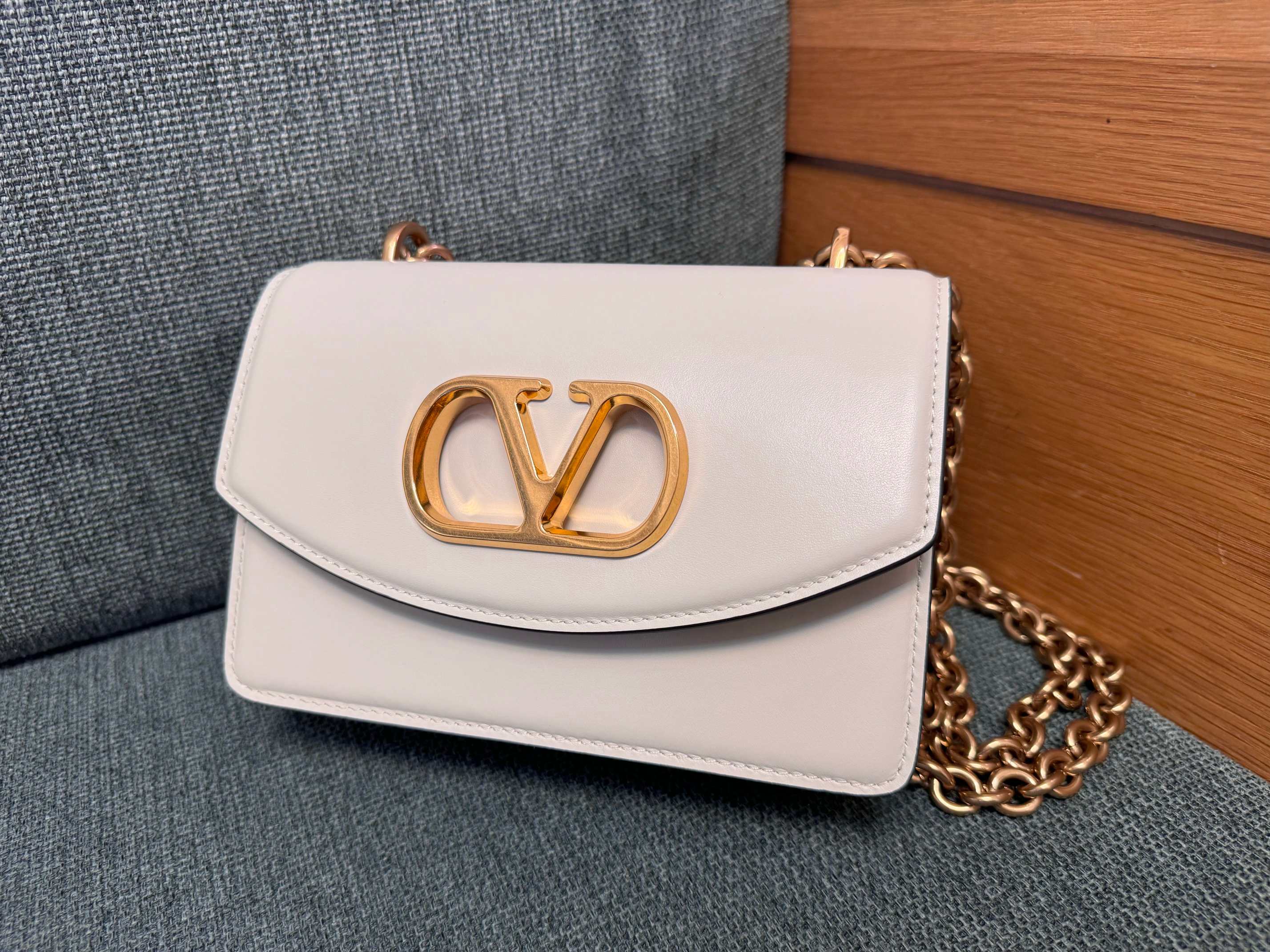 Valentino Garavani Vain Leather Shoulder Bag | Neutrals | white