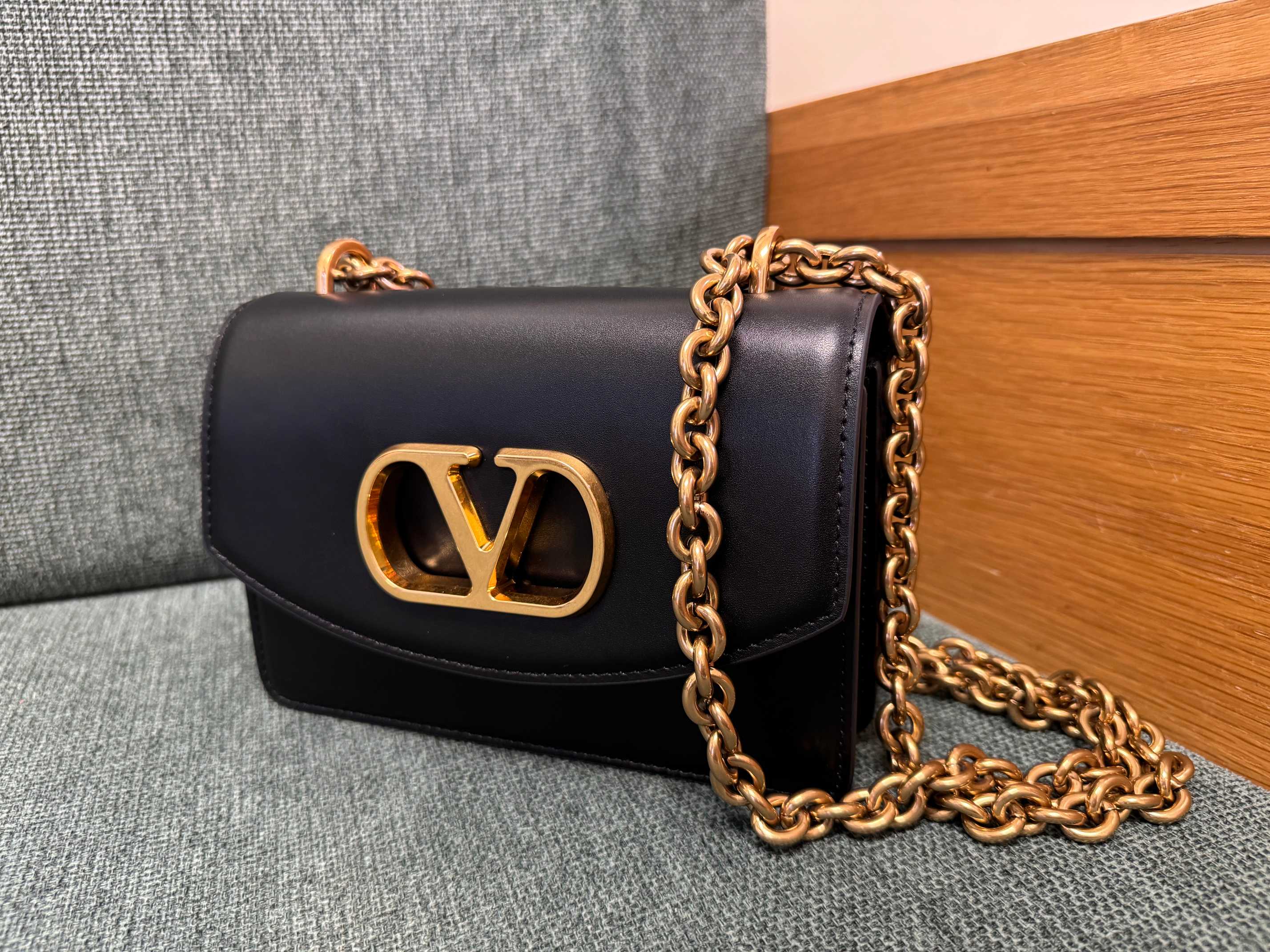VALENTINO GARAVANI – VLOGO small baguette leather shoulde