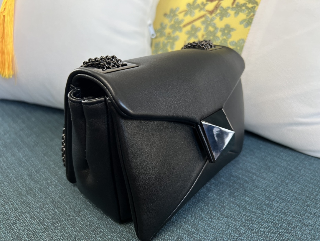 Valentino Garavani Small One Stud Cross Body Bag | Black |