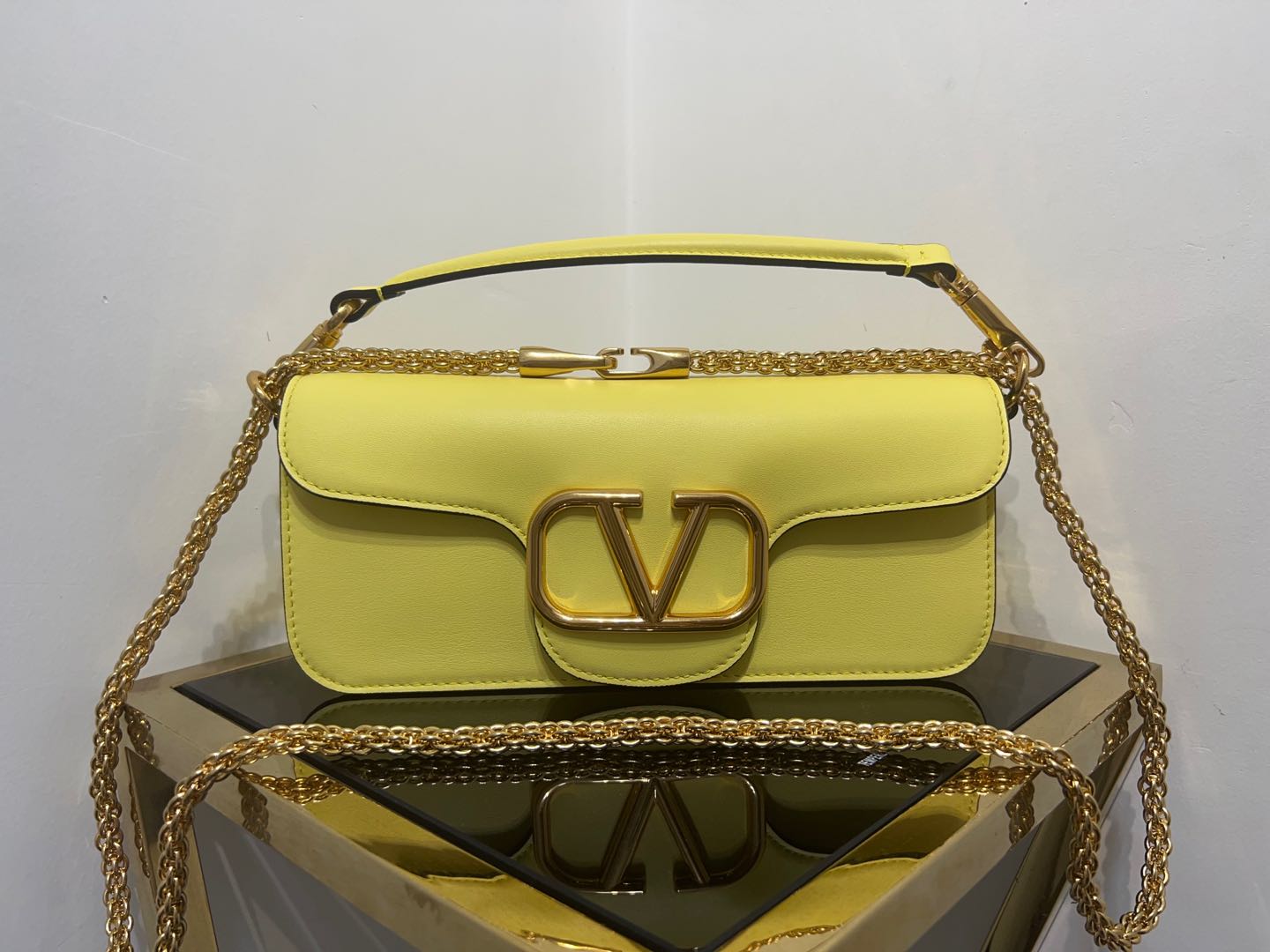 Valentino Garavani Locò V-logo Leather Shoulder Bag – Yellow –