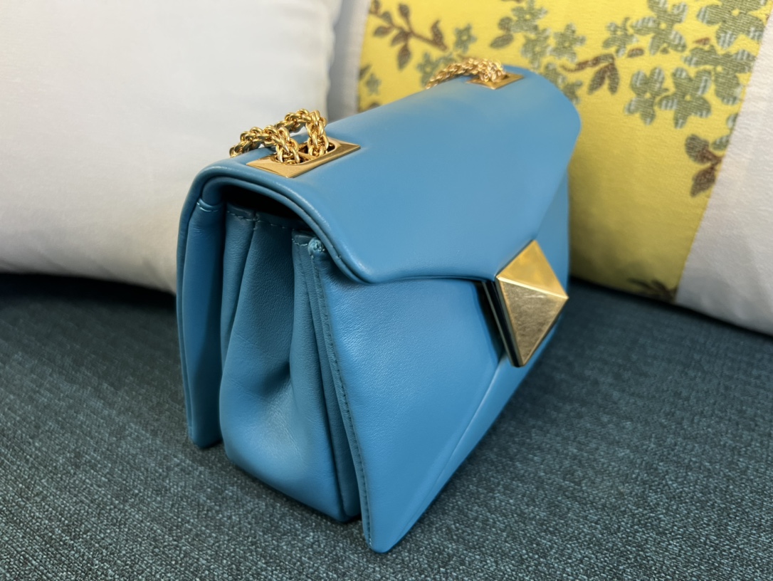 VALENTINO GARAVANI Nappa Micro One Stud Chain Bag Ultra blue