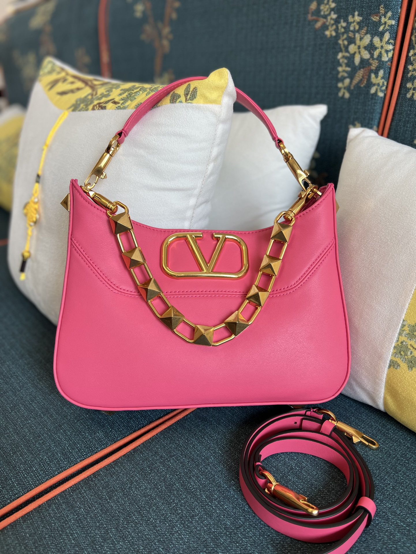 VALENTINO GARAVANI Nappa Stud Sign Hobo Feminine Pink