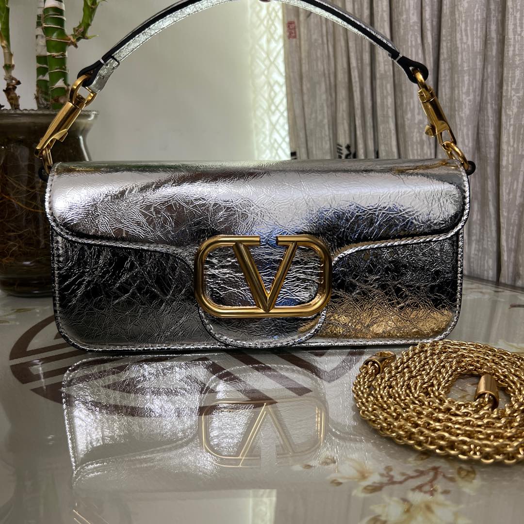 Valentino Sac à bandoulière Valentino Garavani Locò en cuir métallisé pour femmes siver