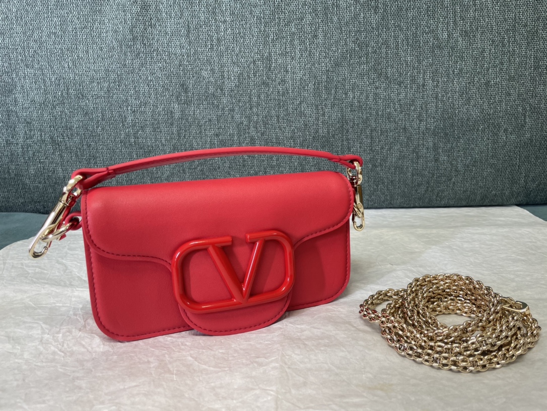 Valentino Garavani VLogo Signature Shoulder Bag | Red |