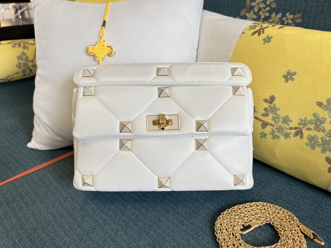 Valentino Garavani Large Roman Stud Shoulder Bag |