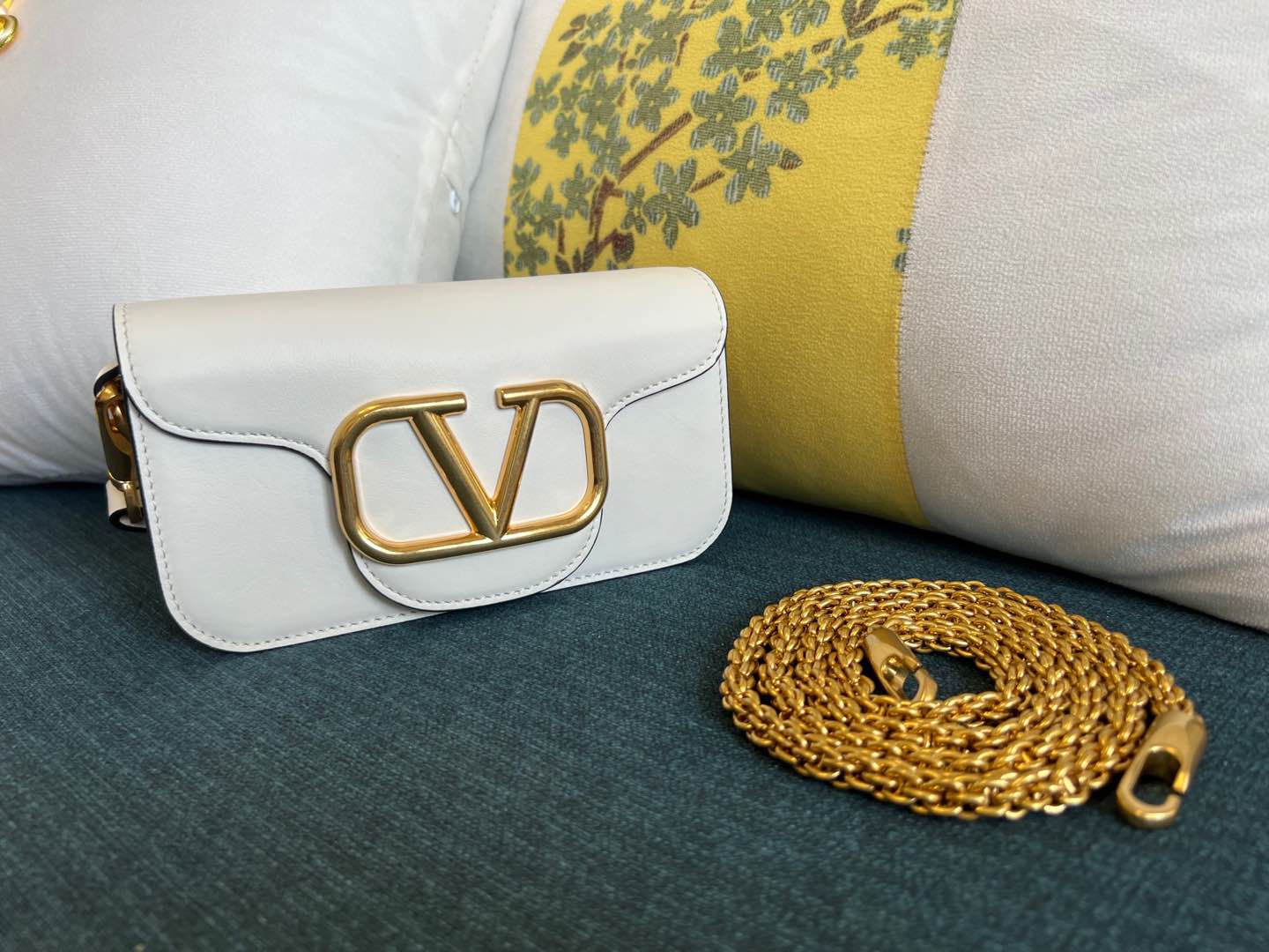 https://blinggal.shop/wp-content/uploads/2025/08/valentino-00539-gpbnh.jpg
