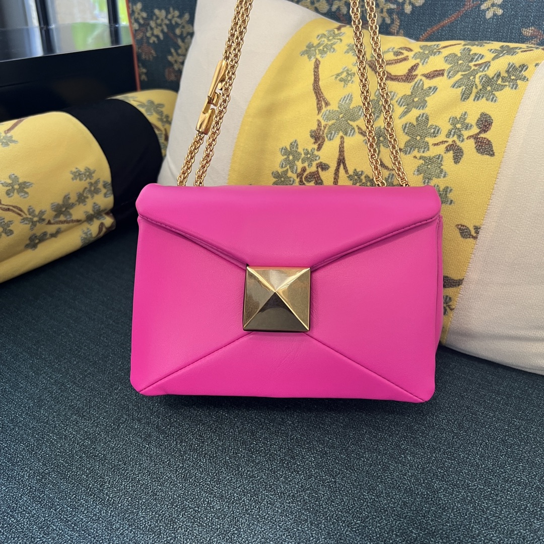 Valentino Garavani One Stud Shoulder Bag | Pink |