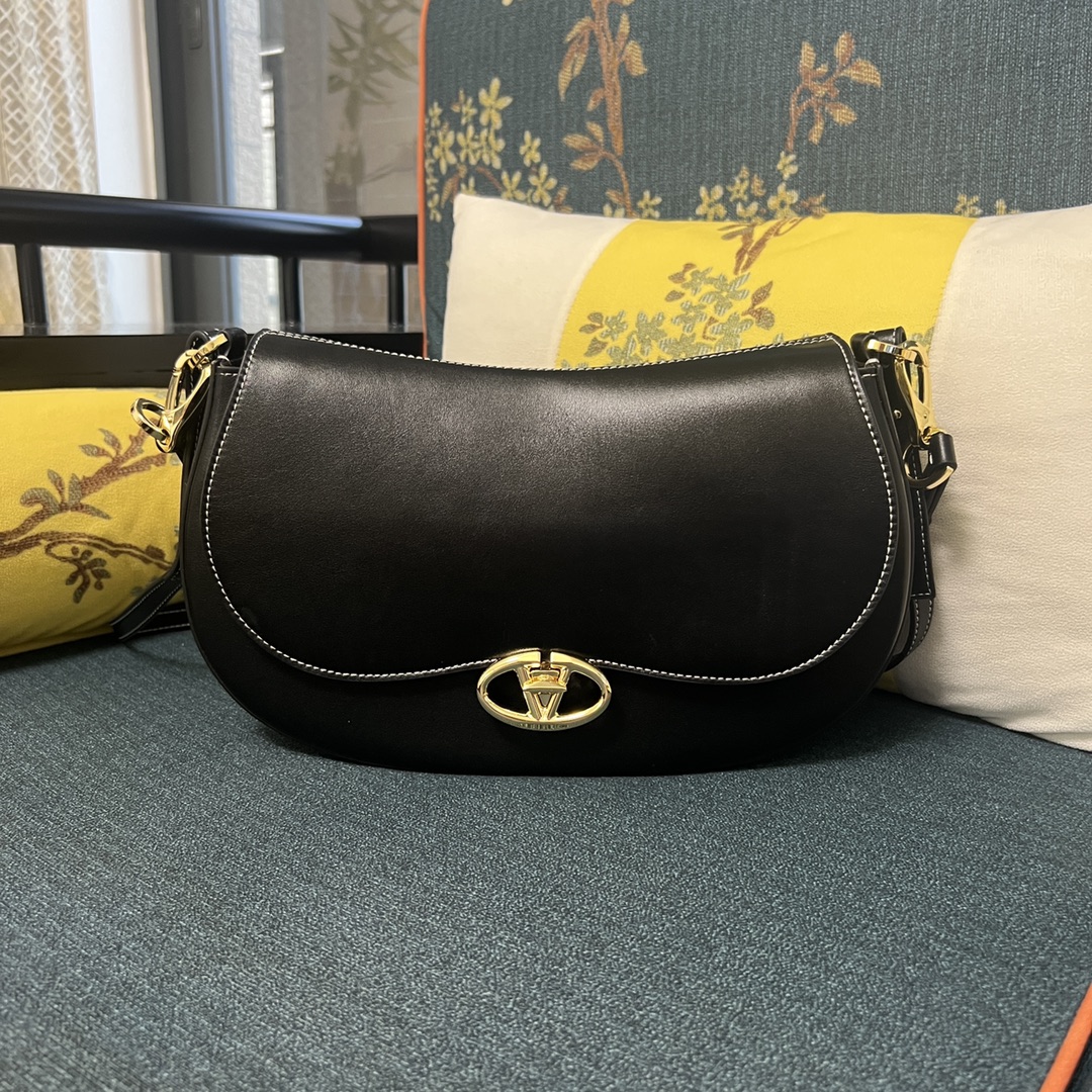 Valentino Garavani Small Ohval Shoulder Bag | Black |