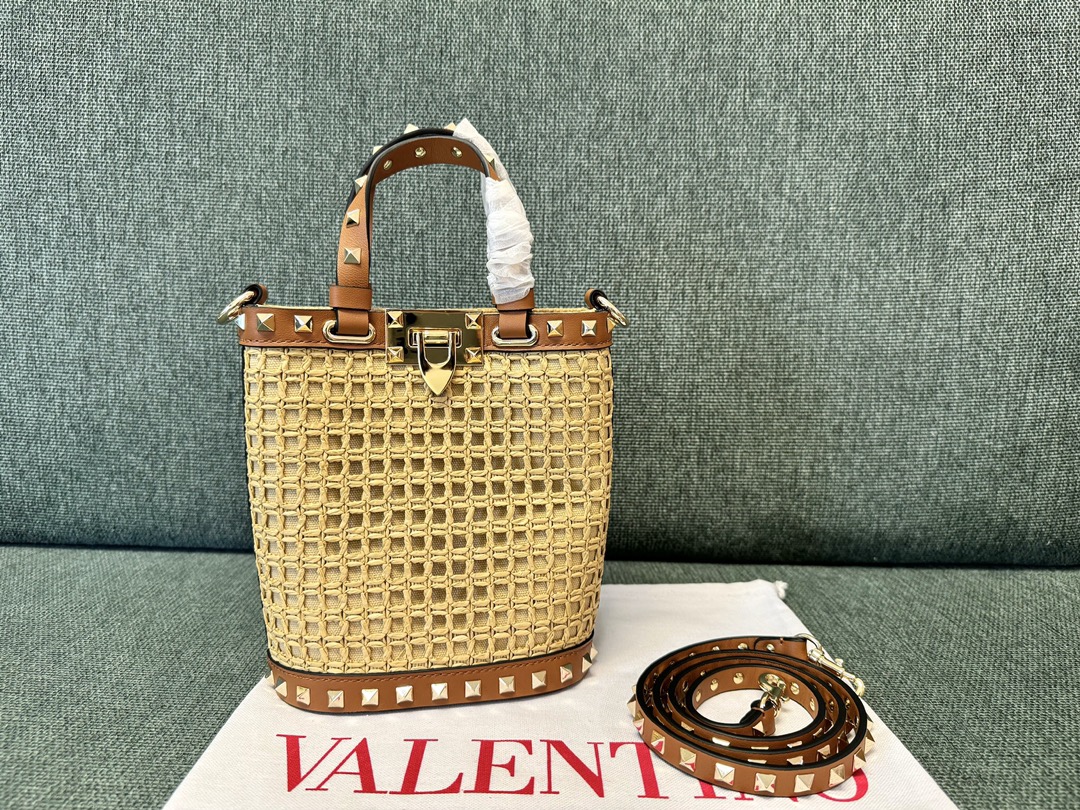 Rockstud raffia effect bucket bag – Valentino Garavani