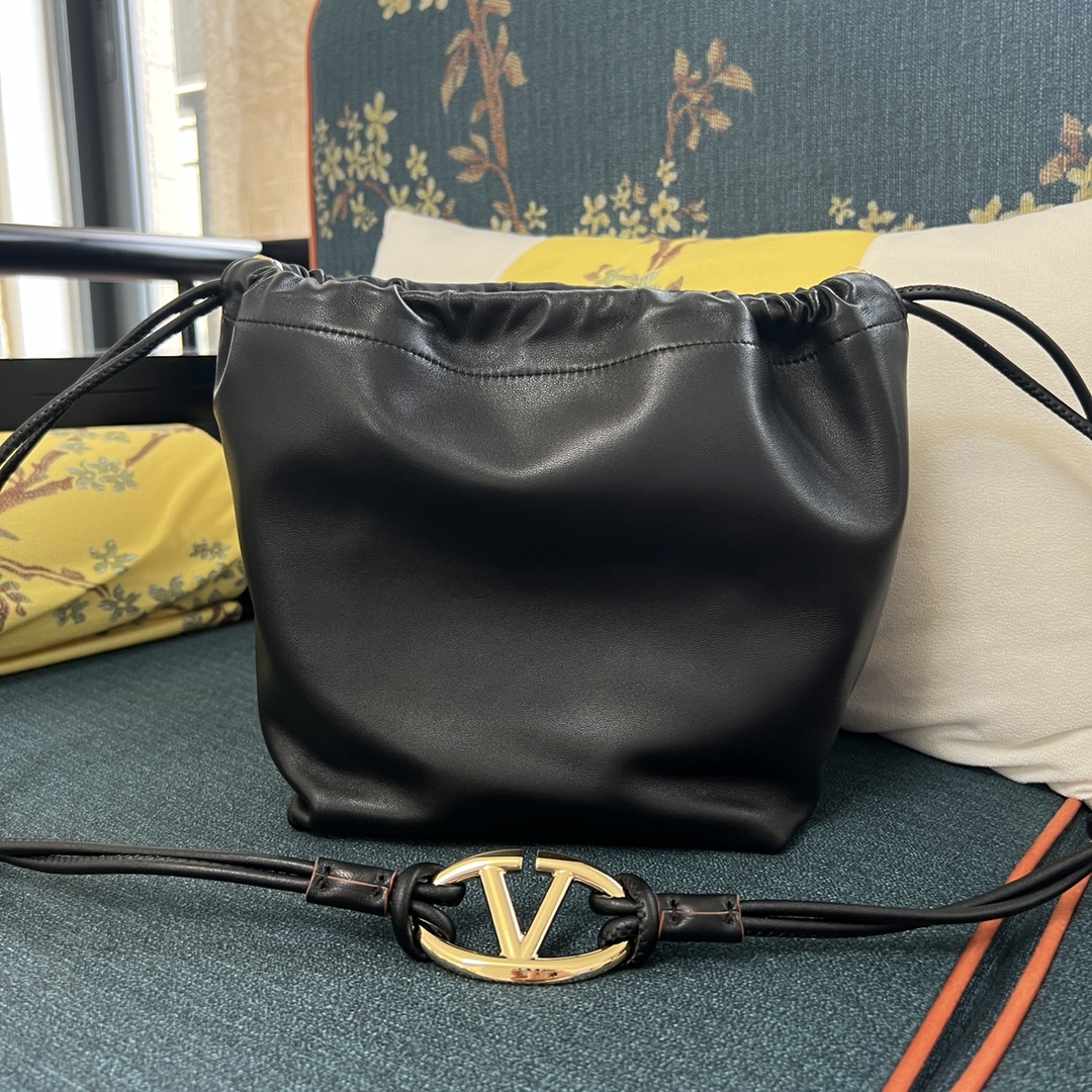 Valentino Pouf Bucket Bag Black Leather ref.1633199