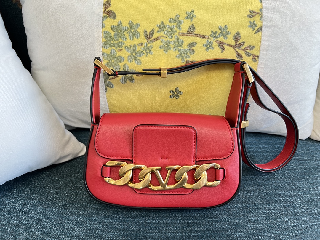 Valentino Garavani VLogo Leather Shoulder Bag | Red |