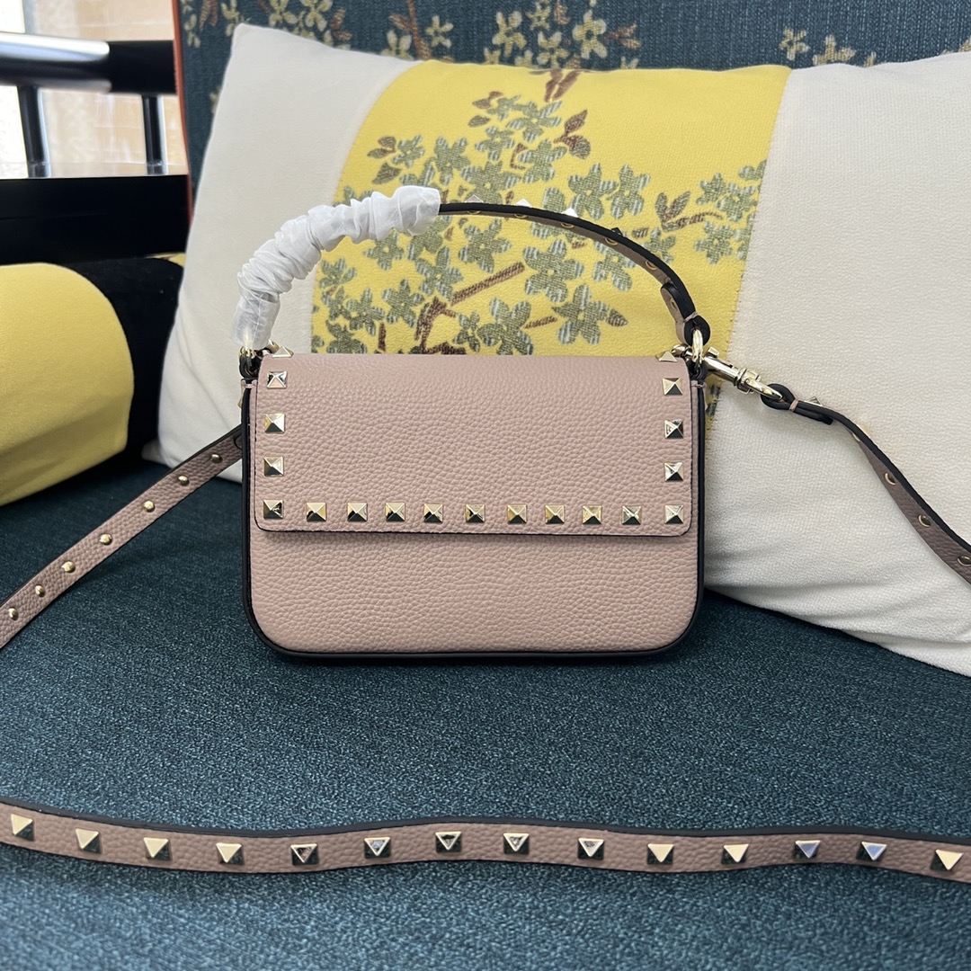 Valentino Garavani Rockstud leather bracelet in pink