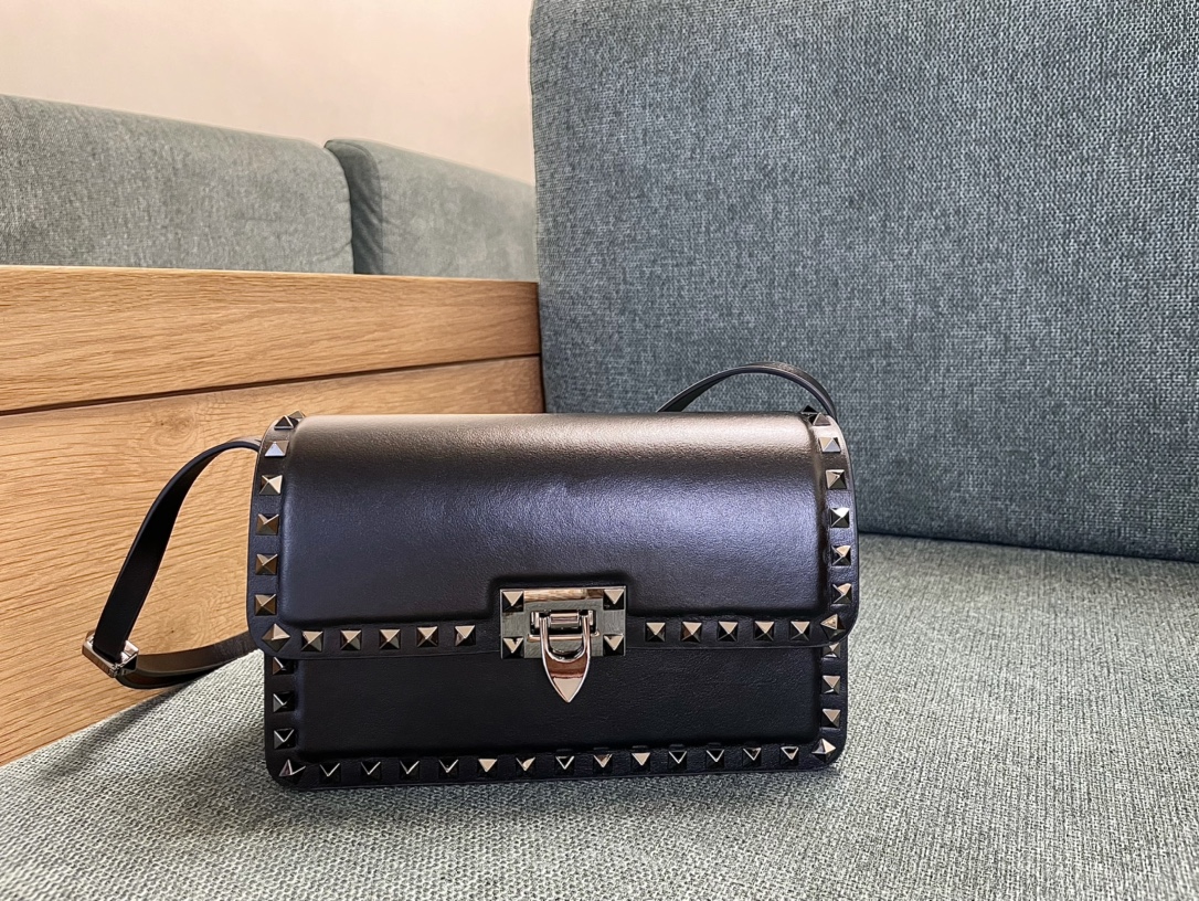 Valentino Garavani Small Smooth Leather Rockstud Valentino  0079