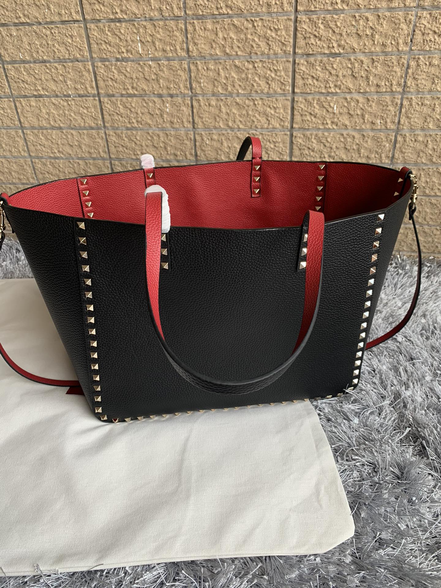 Valentino Rockstud Reversible Convertible Tote inValentino 00868