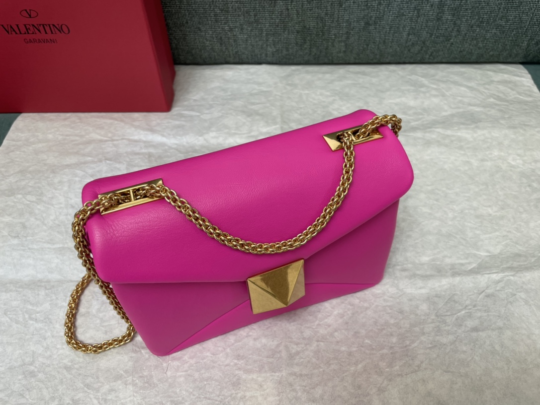 Valentino Garavani One Stud Shoulder Bag | Pink