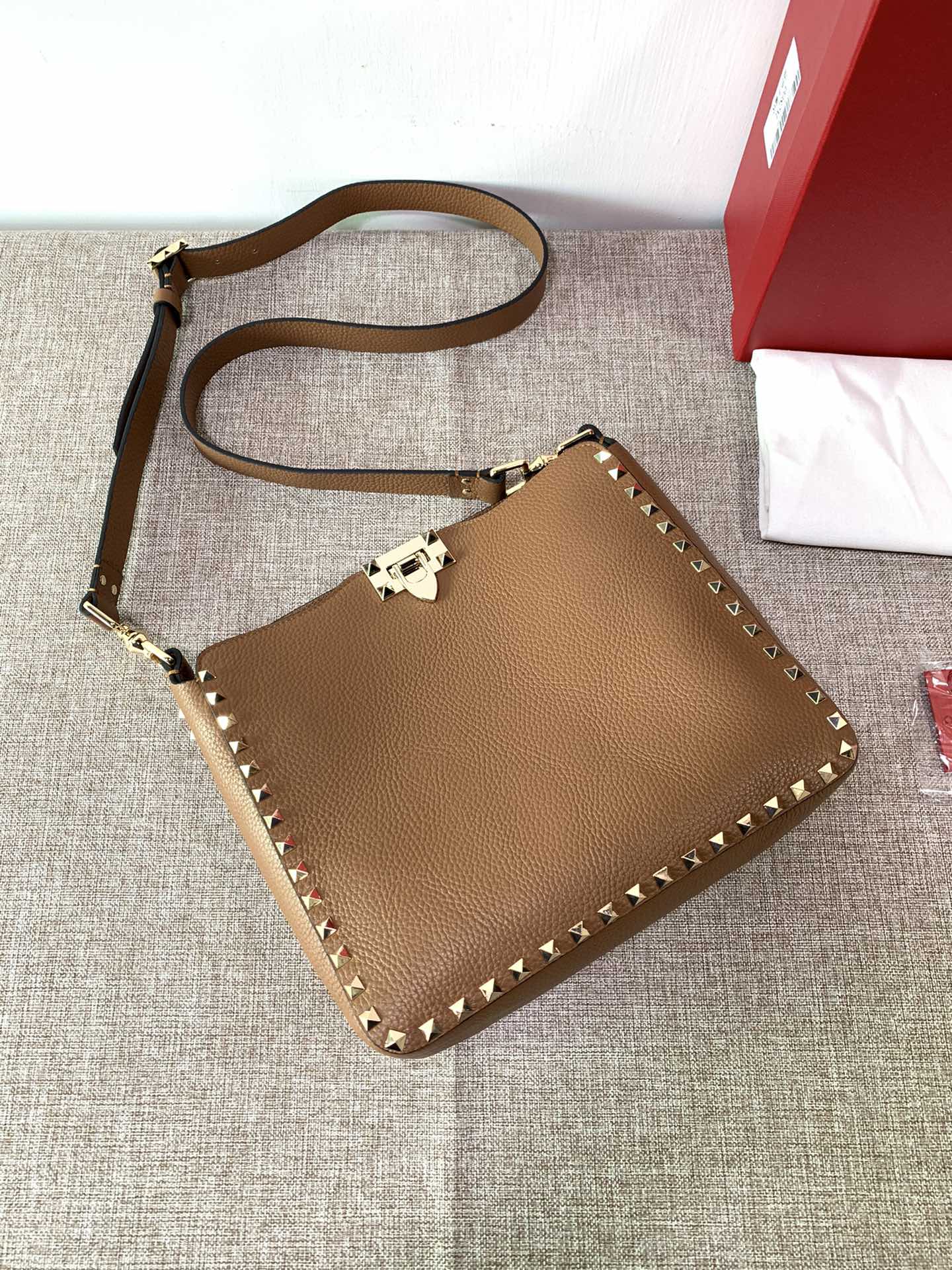 Valentino Garavani Rockstud shoulder bag – Brown