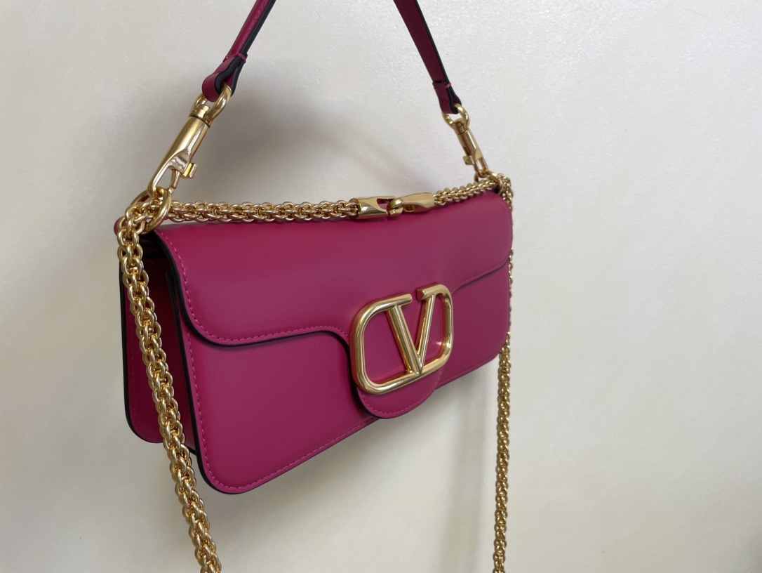 Valentino Garavani Vlogo Clutch Bag In Rosa | pink