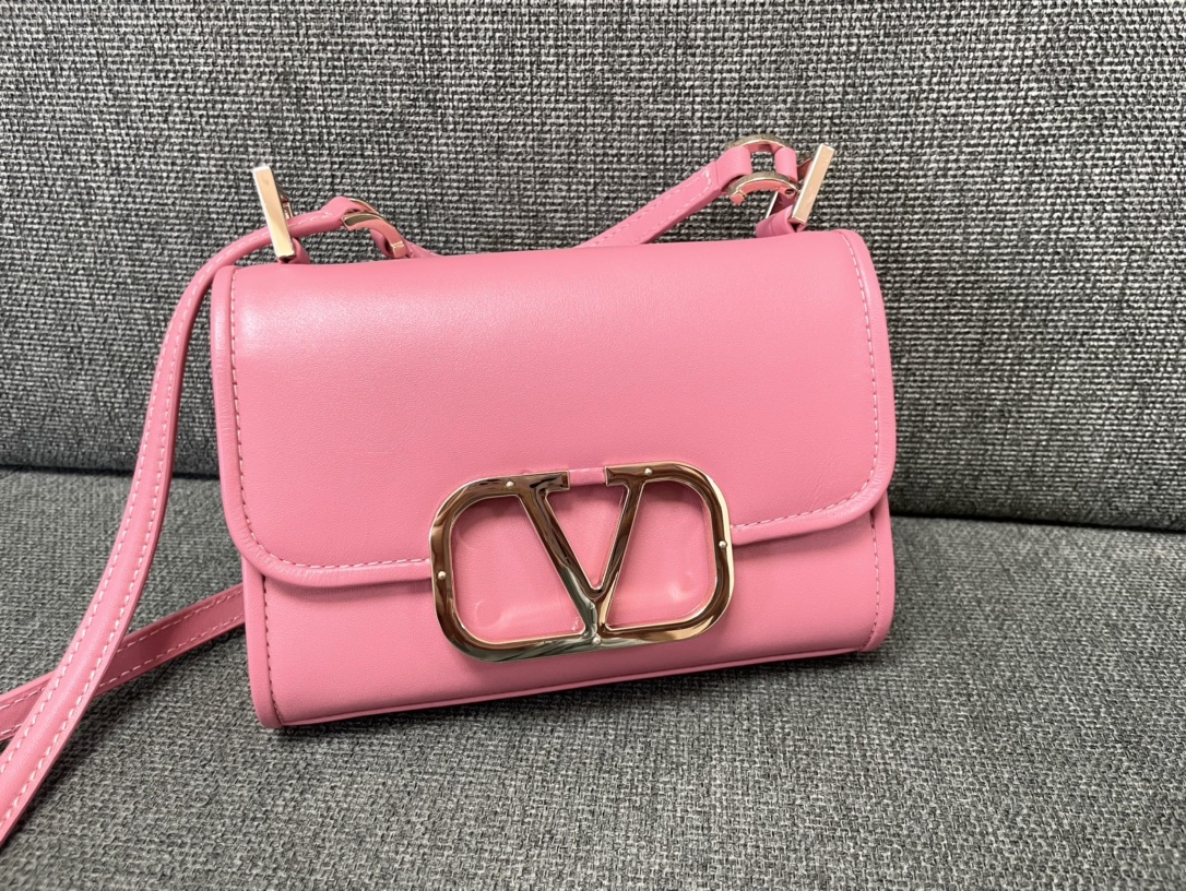 Valentino Garavani Vlogo Signature Shoulder Bag In Pink