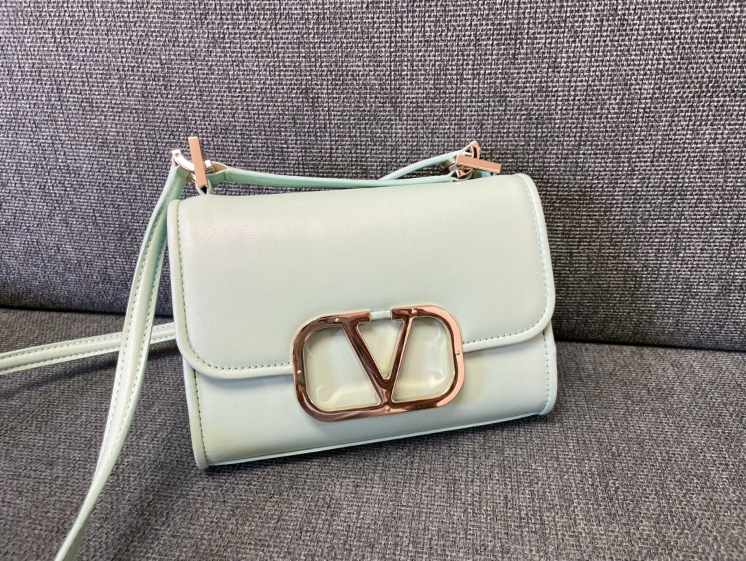 Valentino Garavani Vlogo Type Shoulder Bag In Green – 25