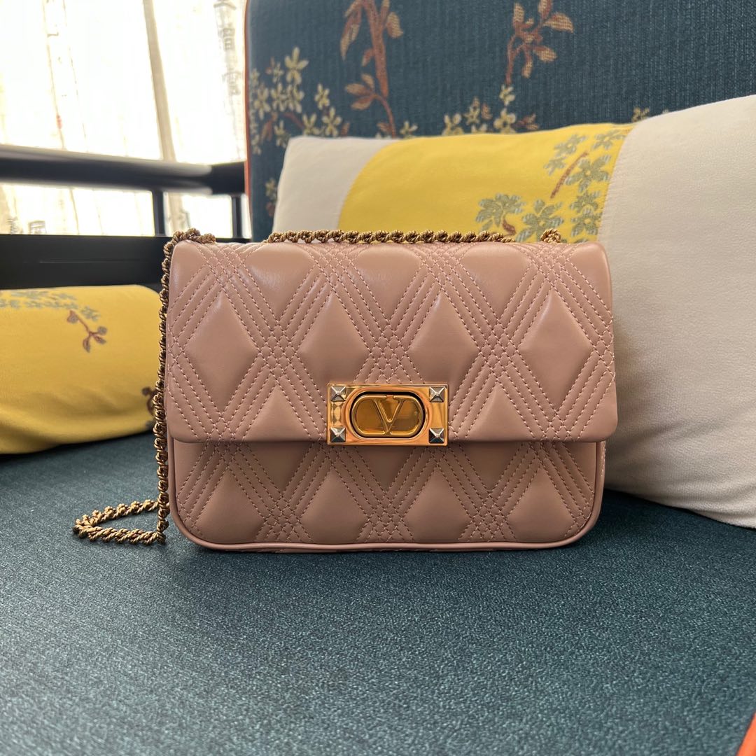 Valentino Garavani Medium Quiltie 67 Shoulder Bag | Pink |