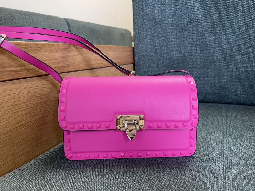 Valentino Garavani Rockstud23 Leather Shoulder Bag | Pink