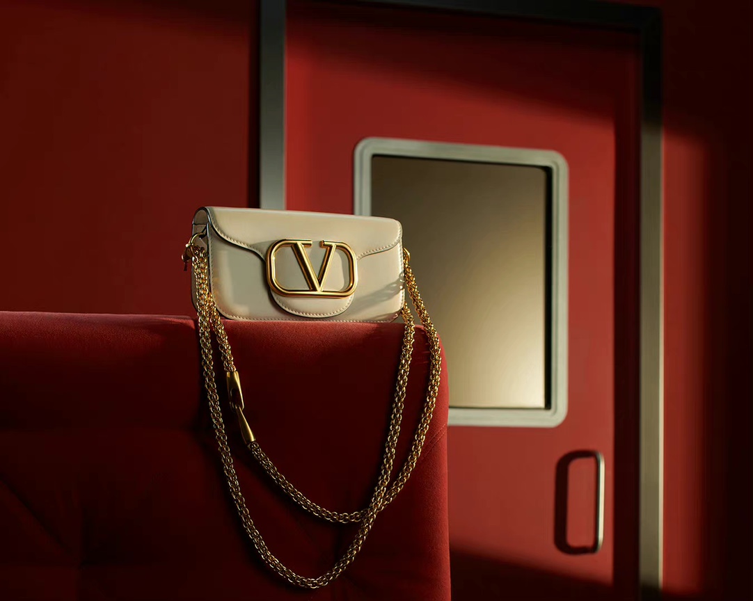 VALENTINO GARAVANI – Small Locò Leather Shoulder Bag