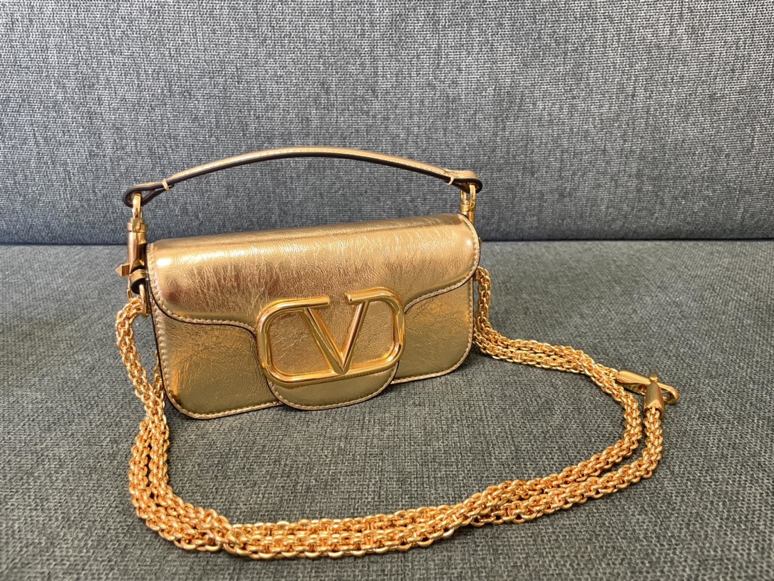 Valentino Garavani Alltime Metallic Shoulder Bag | Gold |