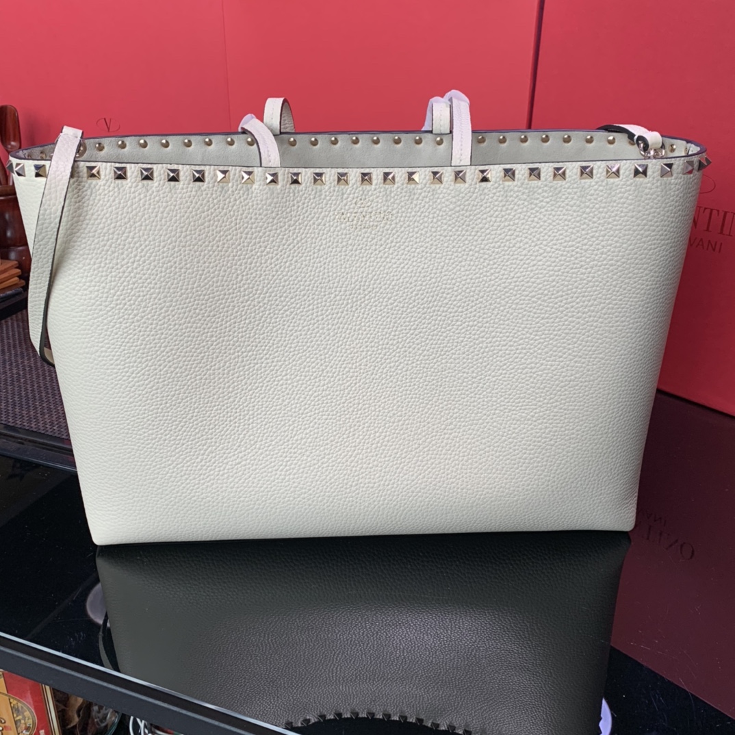 Valentino ROCKSTUD GRAINY CALFSKIN TOTE BAG |