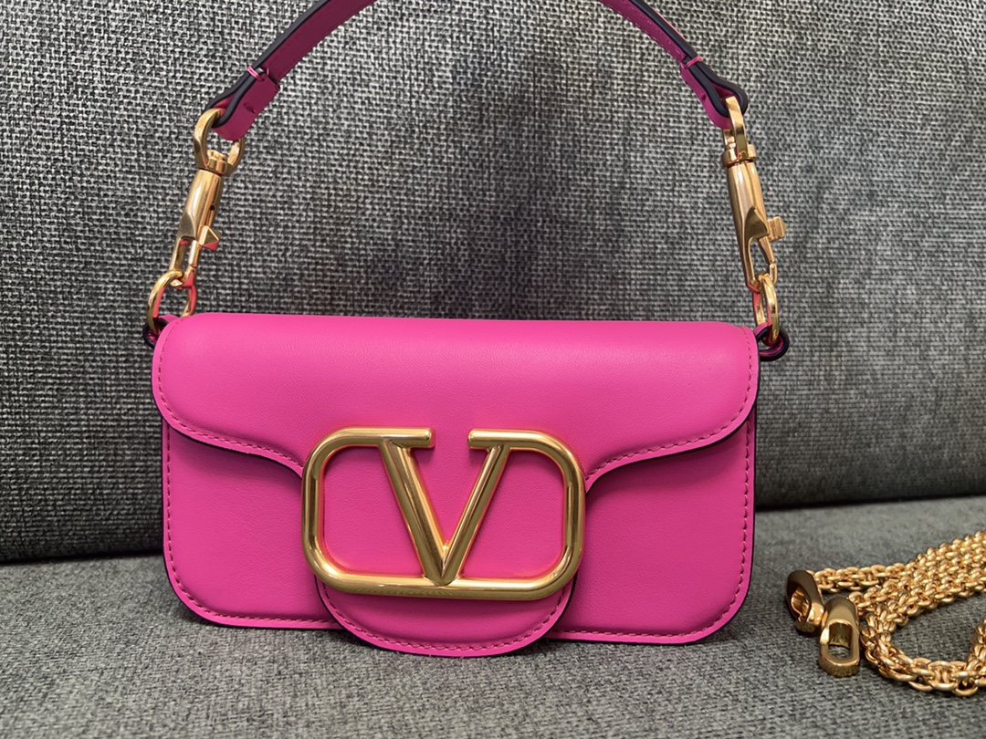 Valentino Garavani – Small Locò leather top handle bag – Pink