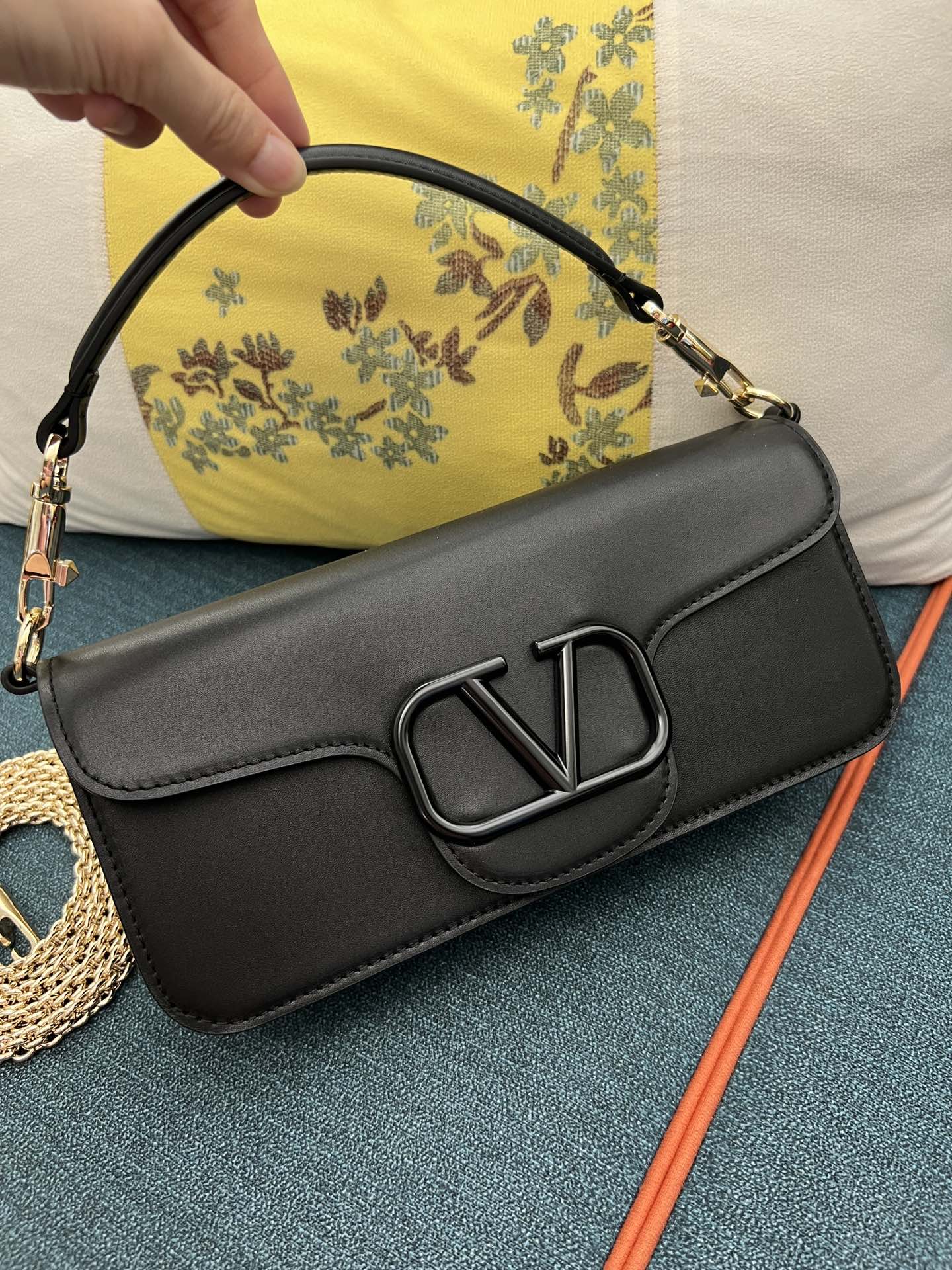 Valentino Garavani VLogo Leather Shoulder Bag | Black |