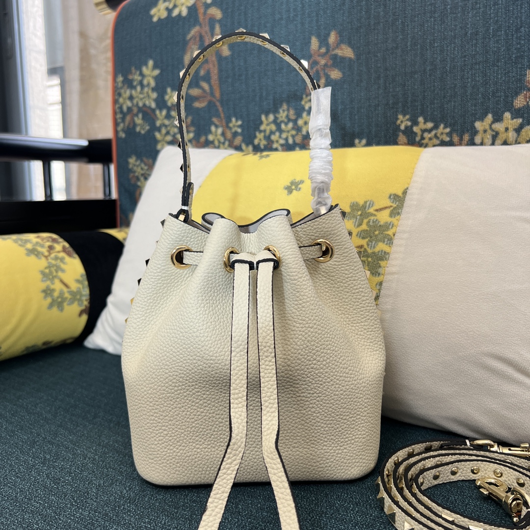 Valentino Rockstud Grainy Calfskin Bucket Bag for Woman in Light Ivory