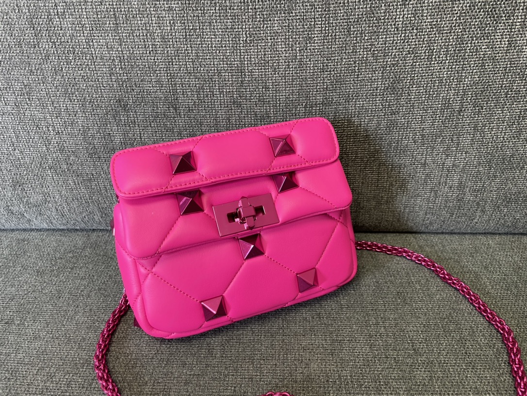 Valentino Garavani Small Roman Stud Shoulder Bag | Pink |