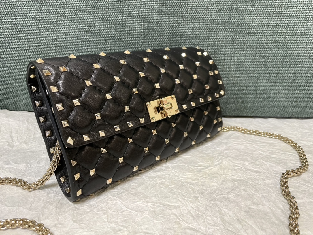 Valentino Garavani Rockstud Spike Shoulder Bag In Black –