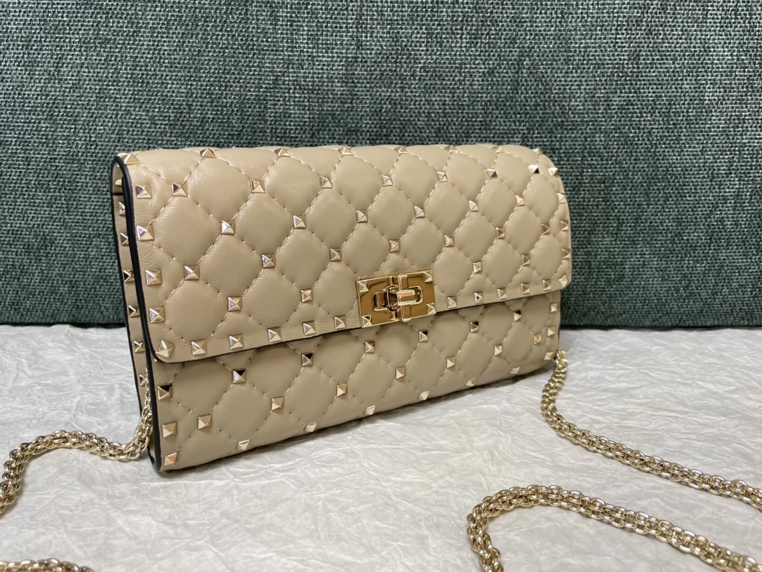 VALENTINO GARAVANI – Rockstud Spike leather cross-body bag