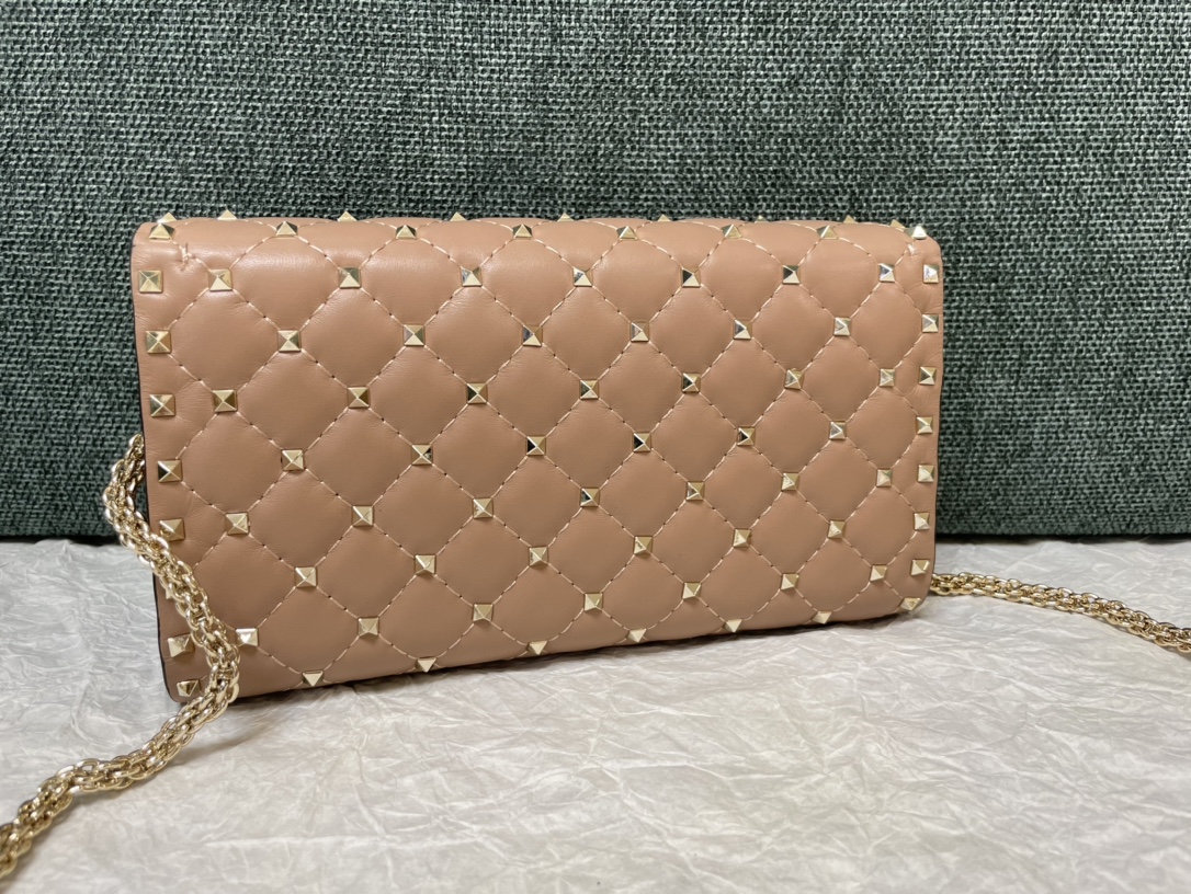VALENTINO GARAVANI Lambskin Rockstud Spike Wallet on Chain Poudre 1288111