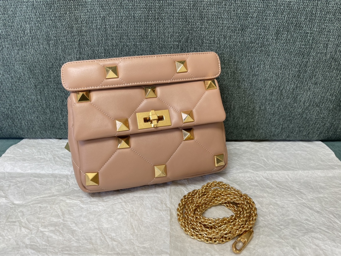 Valentino Garavani Medium Roman Stud Shoulder Bag | Pink