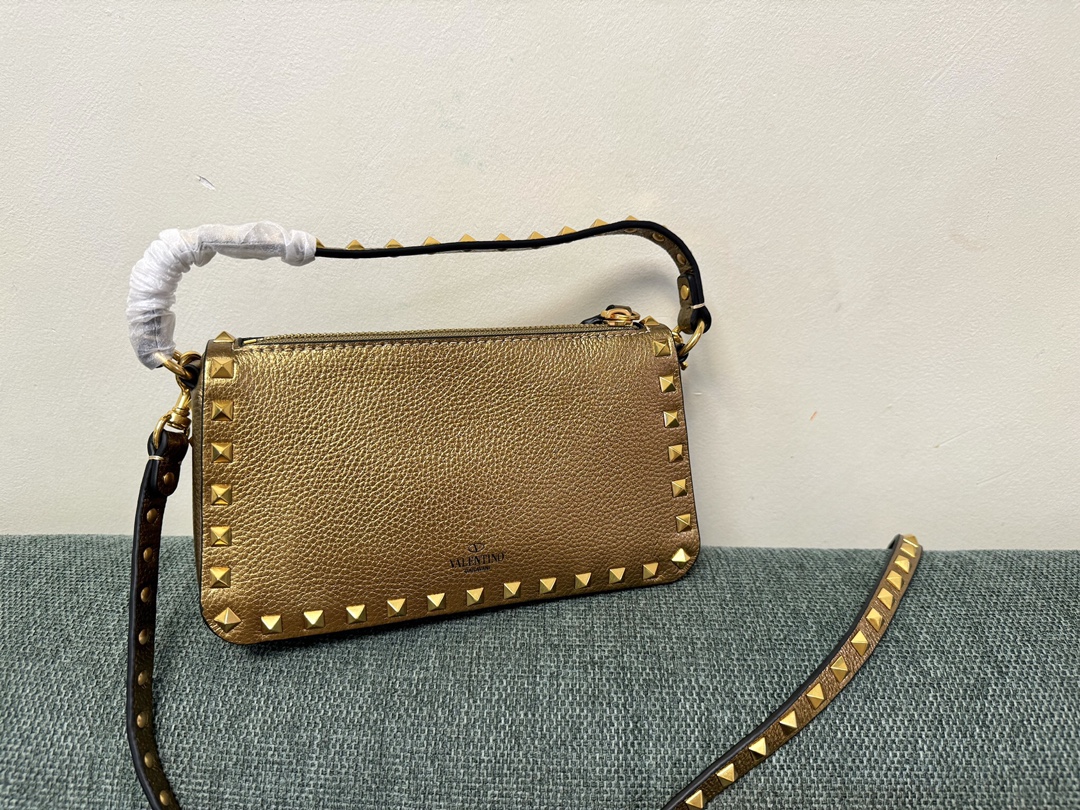 VALENTINO GARAVANI Pebbled Calfskin Rockstud Flap Wallet On Chain Soft Gold 134213